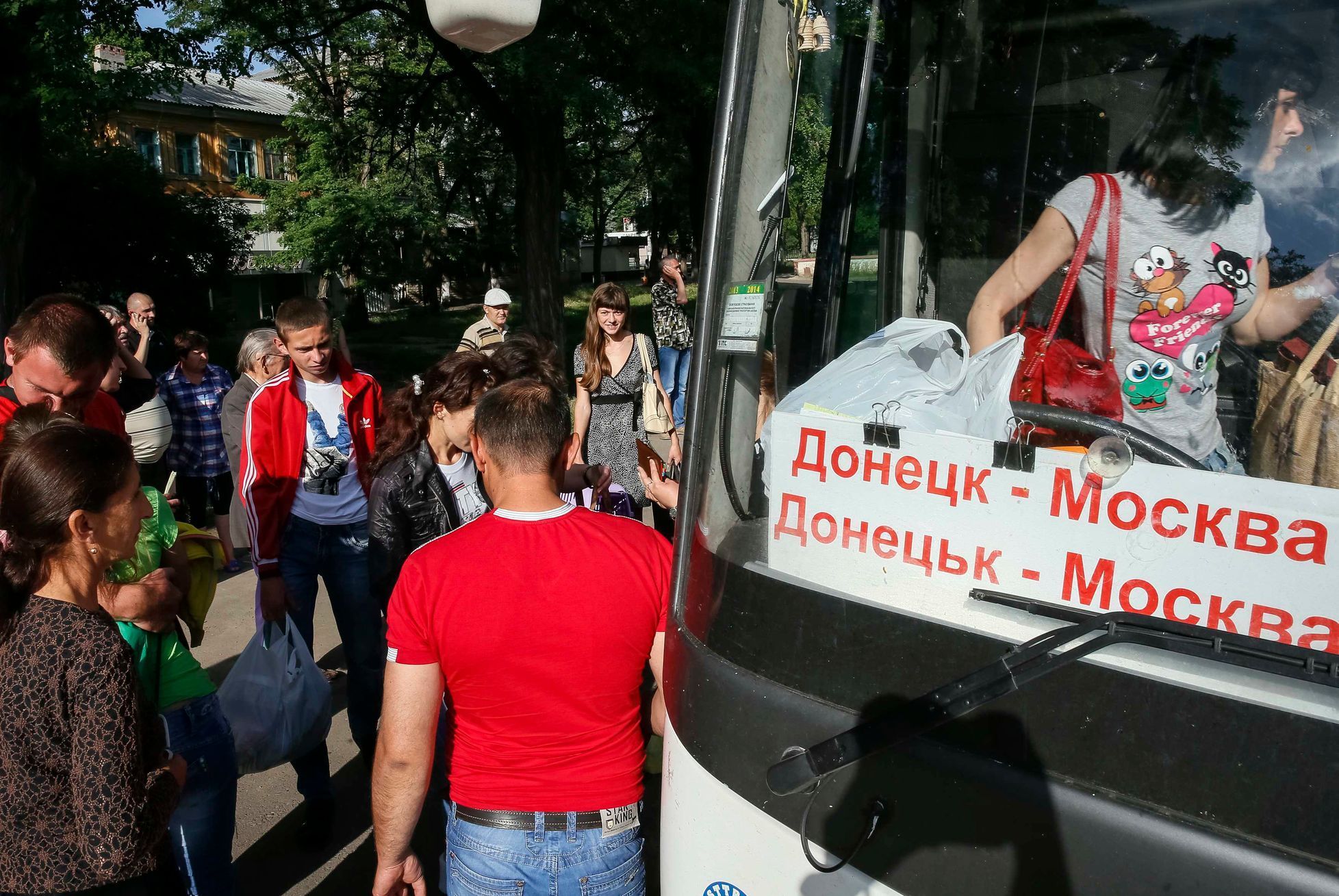 Ukrajina - Slavjansk - lidé prchají z města - autobus do Moskvy