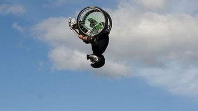 Američan Aaron "Wheelz" Fotheringham umí salto vzad. Jelikož má vrozenou vadu páteře, která mu znemožnila chodit, dělá ho na invalidním vozíku.