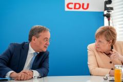 Strana Merkelové míří k porážce. Navštívili jsme místa, kde bojuje její nástupce