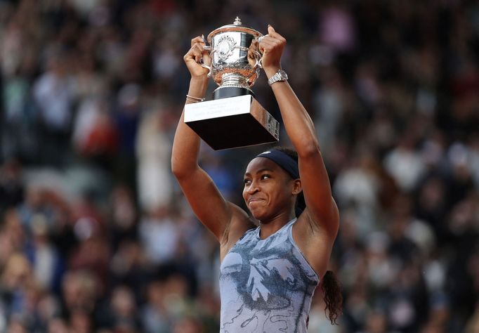 Coco Gauffová s trofejí pro vítězku French Open 2025