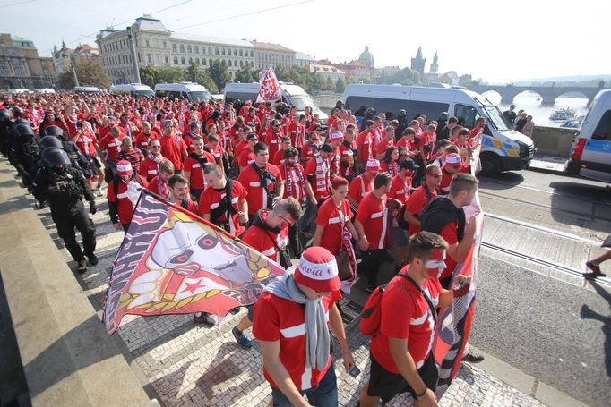 Pochod fanoušků Slavie na derby