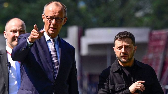 Ukrajinský prezident Volodymyr Zelenskyj a německý kancléř Friedrich Merz dorazili do zahrady kancléřství v Berlíně na videokonferenci.