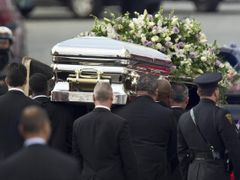 Pracovníci pohřební služby vynášejí rakev s ostatky zpěvačky po pohřbu v baptistickém kostele Nové naděje v Newarku.