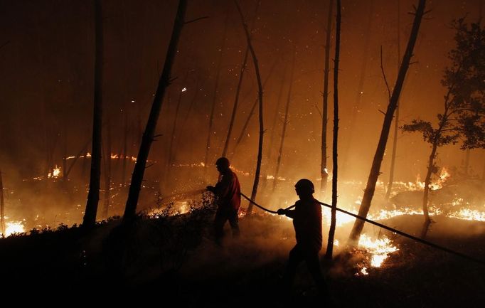 Firefighters attempt to extinguish a forest fire burning in Ribeira do Farrio, near Ourem September 3, 2012. According to the civil defence, over 1,700 firefighters have been mobilized to tackle more than 10 forest fires currently active in Portugal. A man died and three people were injured so far. REUTERS/Rafael Marchante (PORTUGAL - Tags: DISASTER ENVIRONMENT) Published: Zář. 4, 2012, 12:31 dop.