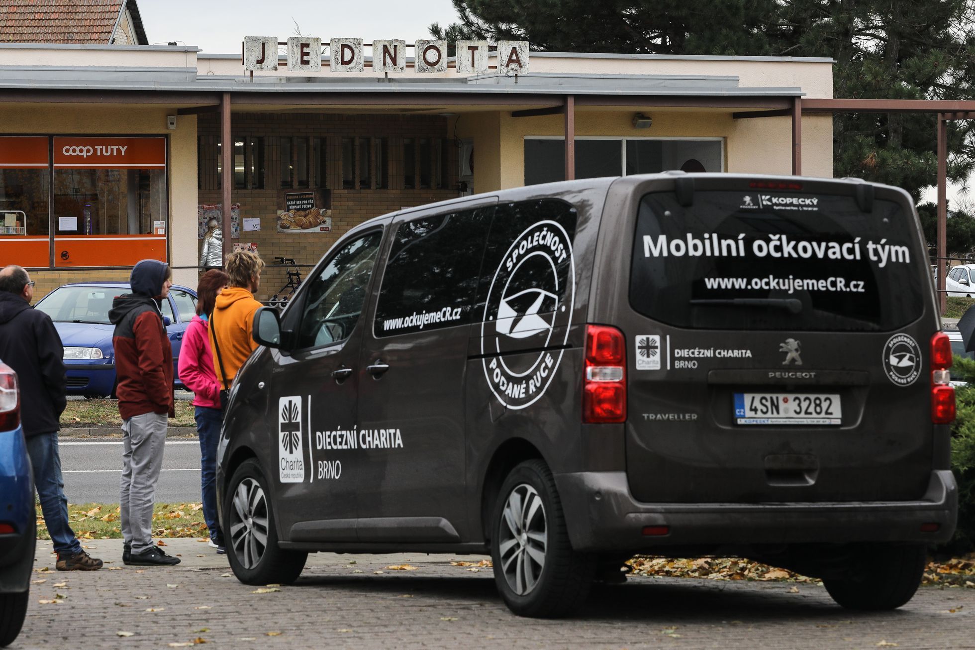 Mobilní očkovací tým, mobilní očkování, koronavirus, covid-19, vesnice, lidé, fronta, pandemie, Rohovládova Bělá, rouška, respirátor, ochrana