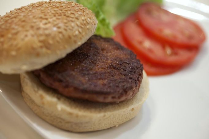 Hamburger, který "vyrostl" v laboratoři, vzbudil před pár dny velký rozruch. Výroba dvou kusů trvala pět let a přišla na miliony korun.