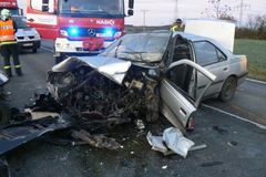 Předjíždění stálo mladíka život. Narazil do kamionu