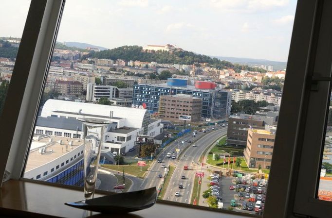 Střed ploché střechy tvoří prosklené atrium