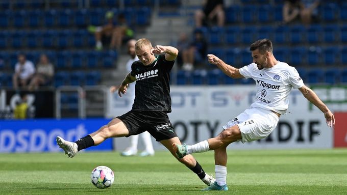 Jan Matoušek (vlevo) z Bohemians v souboji s Michalem Trávníkem