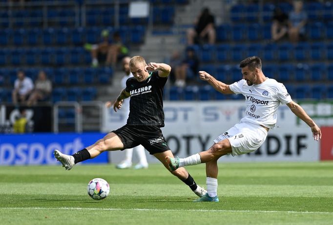 Jan Matoušek (vlevo) z Bohemians v souboji s Michalem Trávníkem