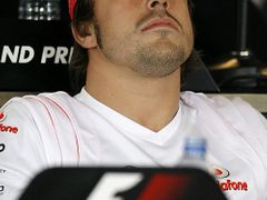 Zamyšlený Fernando Alonso na tiskové konferenci před začátkem závodního víkendu v Šanghaji.