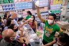 Prodavač ve zdravotnických potřebách v Manile ukazuje jediný typ masky, který zrovna mají k dispozici. Filipíny 30. ledna oznámily první případ koronaviru v zemi.