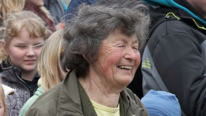 Téměř 80letá oddílová vedoucí Marie Bařinová.