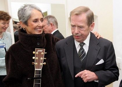 Joan Baezová a Václav Havel v šatně