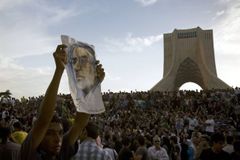 Íránci v Teheránu znovu protestují proti Ahmadínežádovi