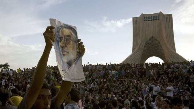 V pondělí se konala velká demonstrace stoupenců Mírhosejna Musávího na teheránském náměstí Azadi.