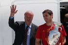 Jako první se s pohárem, který si nechají i další čtyři roky, ukázali trenér Vicente del Bosque a kapitán Iker Casillas.