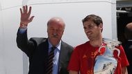 Jako první se s pohárem, který si nechají i další čtyři roky, ukázali trenér Vicente del Bosque a kapitán Iker Casillas.