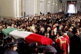 Pohřeb italského policisty Filippa Racitiho, který byl zabit fanoušky při pátečním sicilském fotbalovém derby, v katedrále v Catanii.