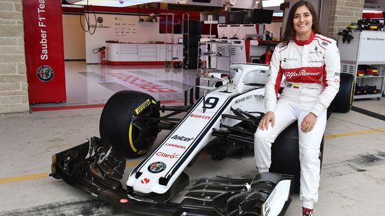 Kolumbijská závodnice Tatiana Calderónová pózuje u monopostu F1 Sauber, v němž se svezla na okruhu v Mexico City.