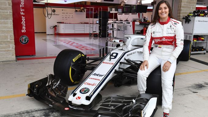 Kolumbijská závodnice Tatiana Calderónová pózuje u monopostu F1 Sauber, v němž se svezla na okruhu v Mexico City.
