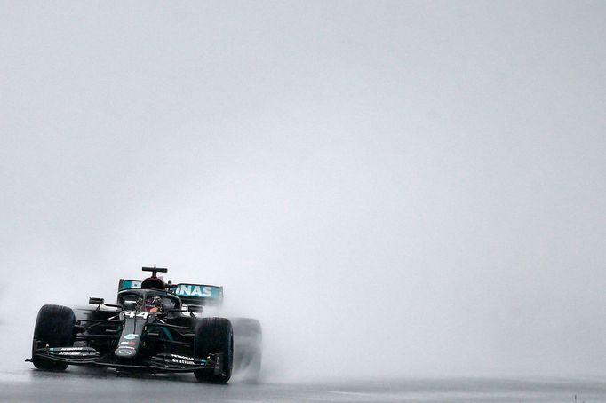 Deštivá kvalifikace na Velkou cenu Turecka formule 1 2020 - Lewis Hamilton, Mercedes