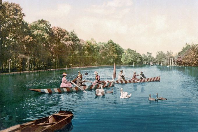 Archivní kolorovaná fotografie z Františkových Lázní z období Rakouska-Uherska, okolo roku 1900