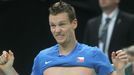 Český tenista Tomáš Berdych ve finále Davis Cupu 2012 proti Španělu Davidu Ferrerovi.