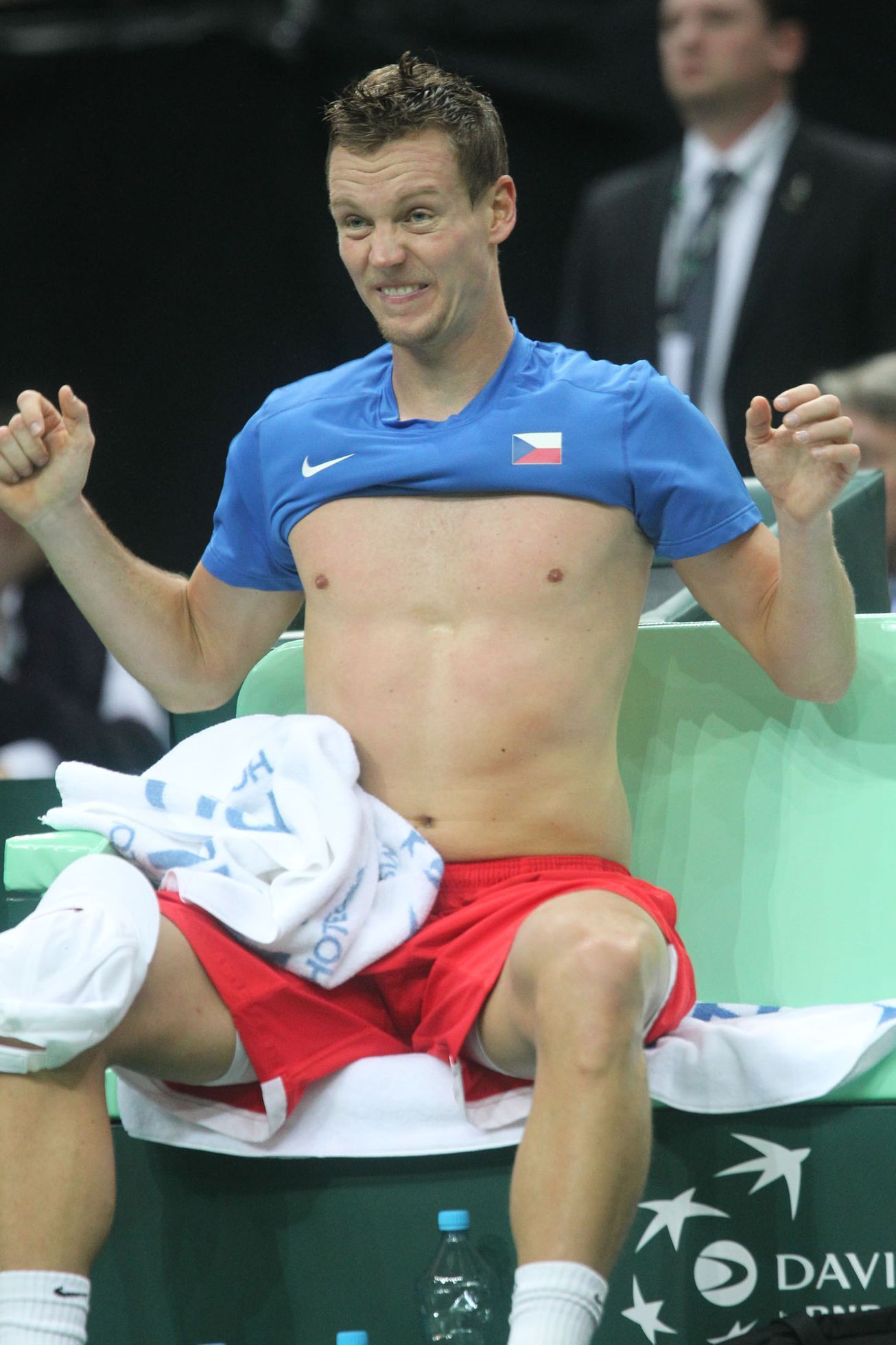 Český tenista Tomáš Berdych ve finále Davis Cupu 2012 proti Španělu Davidu Ferrerovi.