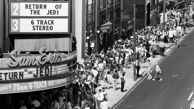 Z kin se mohou stát ekvivalenty muzeí nebo planetárií. Na snímku z roku 1983 je fronta lidí čekajících na premiéru šesté epizody Star Wars v USA.