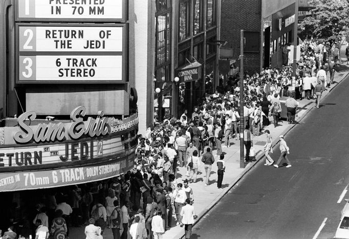 Na snímku z roku 1983 je fronta lidí čekajících na premiéru šesté epizody Star Wars v USA.