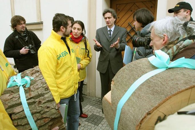 První tajemník polské ambasády přijímá dary pro velvyslance.