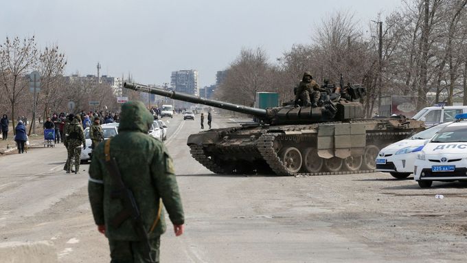 Proruští separatisté na tanku na předměstí Mariupolu.