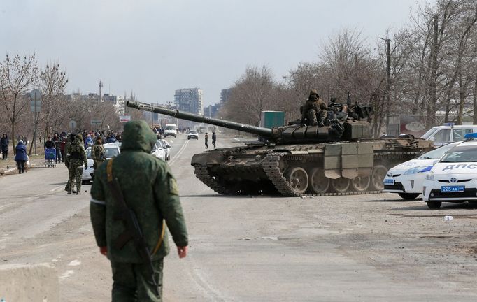 Proruští separatisté na tanku na předměstí Mariupolu.