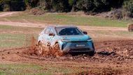 Díky jemně regulovatelnému výkonu elektromotorů u obou náprav a citlivě naladěné stabilizaci vůz neztrácí ovladatelnost ani v blátě.