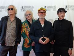 Peter Buck, Mike Mills, Michael Stipe a Bill Berry z R.E.M. na ceremoniálu Songwriters Hall of Fame.