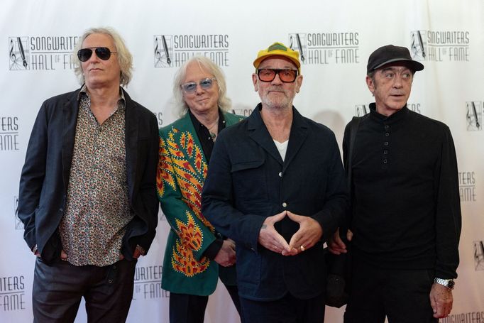 Peter Buck, Mike Mills, Michael Stipe a Bill Berry z R.E.M. na ceremoniálu Songwriters Hall of Fame.