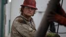 Roughneck Mike Lynch works on a True Company oil drilling rig outside Watford, North Dakota, October 20, 2012. Thousands of people have flooded into North Dakota to work in state's oil drilling boom. Picture taken October 20, 2012. REUTERS/Jim Urquhart (UNITED STATES - Tags: ENERGY BUSINESS EMPLOYMENT) Published: Říj. 22, 2012, 1:41 odp.