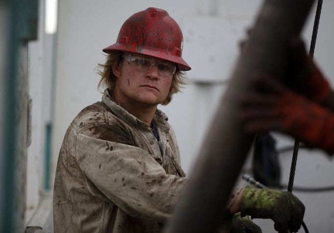 Roughneck Mike Lynch works on a True Company oil drilling rig outside Watford, North Dakota, October 20, 2012. Thousands of people have flooded into North Dakota to work in state's oil drilling boom. Picture taken October 20, 2012. REUTERS/Jim Urquhart (UNITED STATES - Tags: ENERGY BUSINESS EMPLOYMENT) Published: Říj. 22, 2012, 1:41 odp.