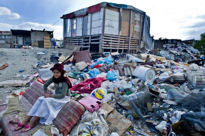 7 Titulek: Albanian gypsies face poverty in Greece Popis: October 22, 2011, Botanikos, Greece: October 22, 2011 - Athens, Greece: Georgia, a gypsy girl sitting on a throne like trashed sofa in the slum. 800 Albanian gypsies live under extreme unhealthy conditions since 2000 in a township on an occupied, private property, only three km below Acropolis. Greek authorities are not able to transfer the gypsies to another legal land in order to gain access to clean water, sanitary and electricity- due to financial crisis. (Maro Kouri / polaris). In October 2013, an unidentified girl, called "Maria," was found in a Greek gypsy camp and could be related to missing child cases. Over 8,000 calls about the girl from all over the world including the U.S. and Canada have been received inquiring about the child. The blond girl, approximately age 4, was found in a Roma gypsy settlement in central Greece. DNA tests proved that she was not related to the 39-year-old man and 40-year-old woman who claimed to be her parents.