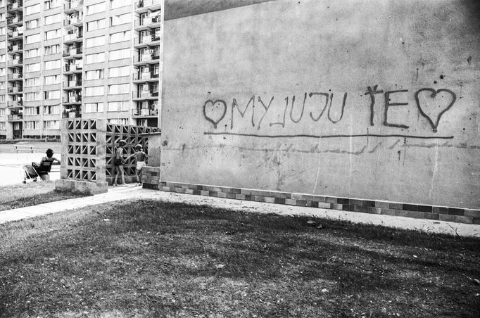 Jedinečné retro. Fotografie Jaromíra Čejky ukazují dávný život na sídlišti v Praze