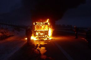 Obrazem: Na D11 po ránu shořela dodávka