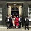 Tony Blair s rodinou opouští Downing Street číslo 10, tradiční sídlo premiéra.