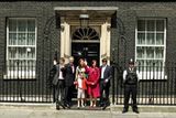 Tony Blair s rodinou opouští Downing Street číslo 10, tradiční sídlo premiéra.
