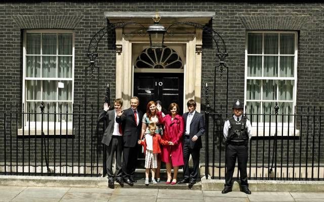 Tony Blair s rodinou opouští Downing Street číslo 10, tradiční sídlo premiéra.