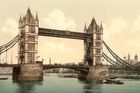Když na přelomu 19. a 20. století vznikla tato fotografie londýnského mostu Tower Bridge, ještě voněl novotou - byl otevřen roku 1894. Dnes je z něj legenda. Zdá se, že se za 129 let existence příliš nezměnil. Ale mění se všechno okolo. Totéž se dá říci i o mnoha dalších památných stavbách. Tato fotogalerie ukazuje, jak se měnily ikonické budovy i jejich okolí.