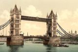 Když na přelomu 19. a 20. století vznikla tato fotografie londýnského mostu Tower Bridge, ještě voněl novotou - byl otevřen roku 1894. Dnes je z něj legenda. Zdá se, že se za 129 let existence příliš nezměnil. Ale mění se všechno okolo. Totéž se dá říci i o mnoha dalších památných stavbách. Tato fotogalerie ukazuje, jak se měnily ikonické budovy i jejich okolí.