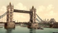 Když na přelomu 19. a 20. století vznikla tato fotografie londýnského mostu Tower Bridge, ještě voněl novotou - byl otevřen roku 1894. Dnes je z něj legenda. Zdá se, že se za 129 let existence příliš nezměnil. Ale mění se všechno okolo. Totéž se dá říci i o mnoha dalších památných stavbách. Tato fotogalerie ukazuje, jak se měnily ikonické budovy i jejich okolí.