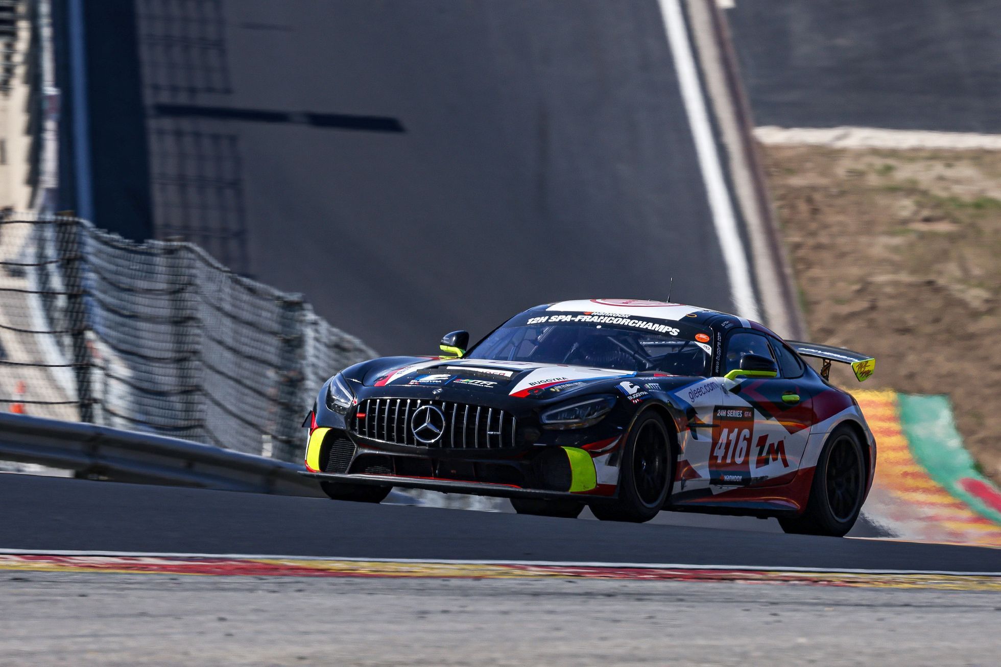 Mercedes-AMG GT4 týmu Buggyra ZM Racing při závodě na 12 hodin ve Spa-Francorchamps
