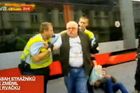 Policie obvinila muže, který na Andělu mírnil strážníky